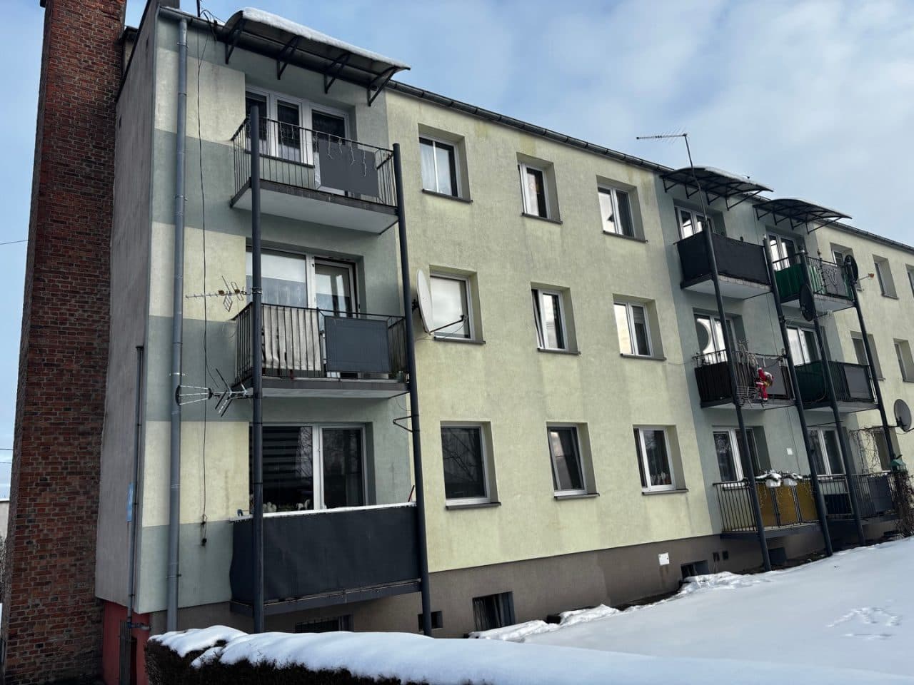 Spółdzielcze własnościowe prawo do lokalu mieszkalnego w Jabłonowie Pomorskim - 2 pokoje, kuchnia, łazienka, wc, przedpokój o pow. 42,50 m2 + piwnica 4,57 m2 – zdjęcie 2 z 14