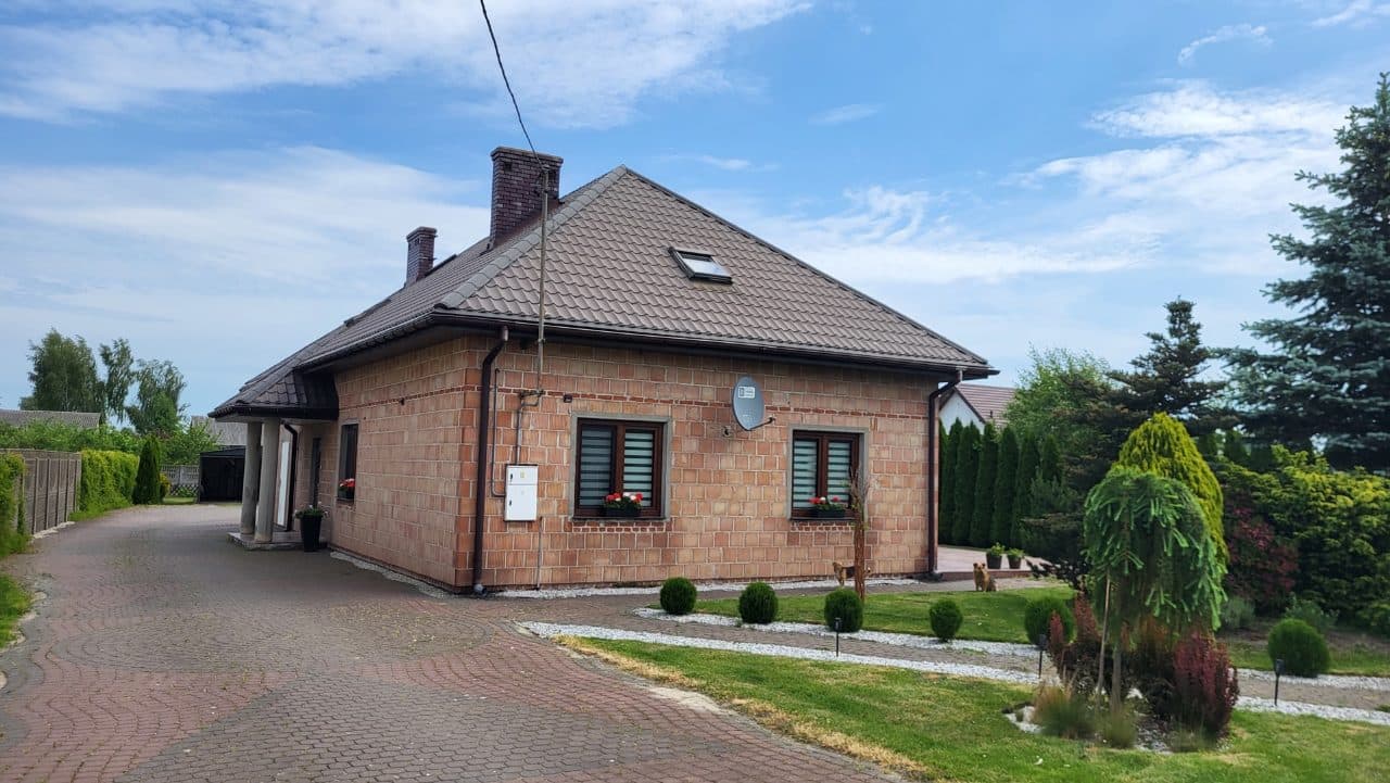 Nieruchomość gruntowa zabudowana położona w miejscowości Zalesie, gm. Łuków, o łącznej powierzchni 0,1620 ha, dla której Sąd Rejonowy w Łukowie V Wydział Ksiąg Wieczystych prowadzi KW o numerze LU1U/00049246/0.