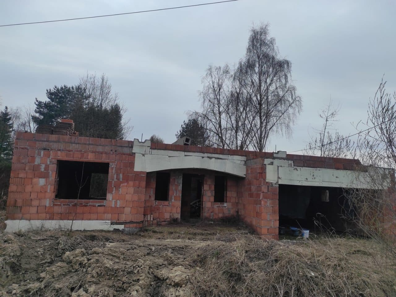 Nieruchomość zabudowana budynkiem bez pokrycia dachowego