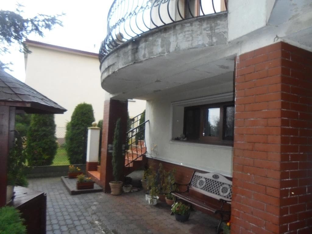 udział dłużniczki wynoszący 99/100 części w nieruchomości oznaczonej jako: działka nr 1824 o pow. 0,0600 ha zabudowana murowanym budynkiem mieszkalnym jednorodzinnym z poddaszem użytkowym oraz wysokim przyziemiem o powierzchni użytkowej 201,90m2, – zdjęcie 2 z 15