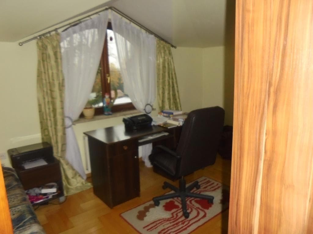 udział dłużniczki wynoszący 99/100 części w nieruchomości oznaczonej jako: działka nr 1824 o pow. 0,0600 ha zabudowana murowanym budynkiem mieszkalnym jednorodzinnym z poddaszem użytkowym oraz wysokim przyziemiem o powierzchni użytkowej 201,90m2, – zdjęcie 7 z 15