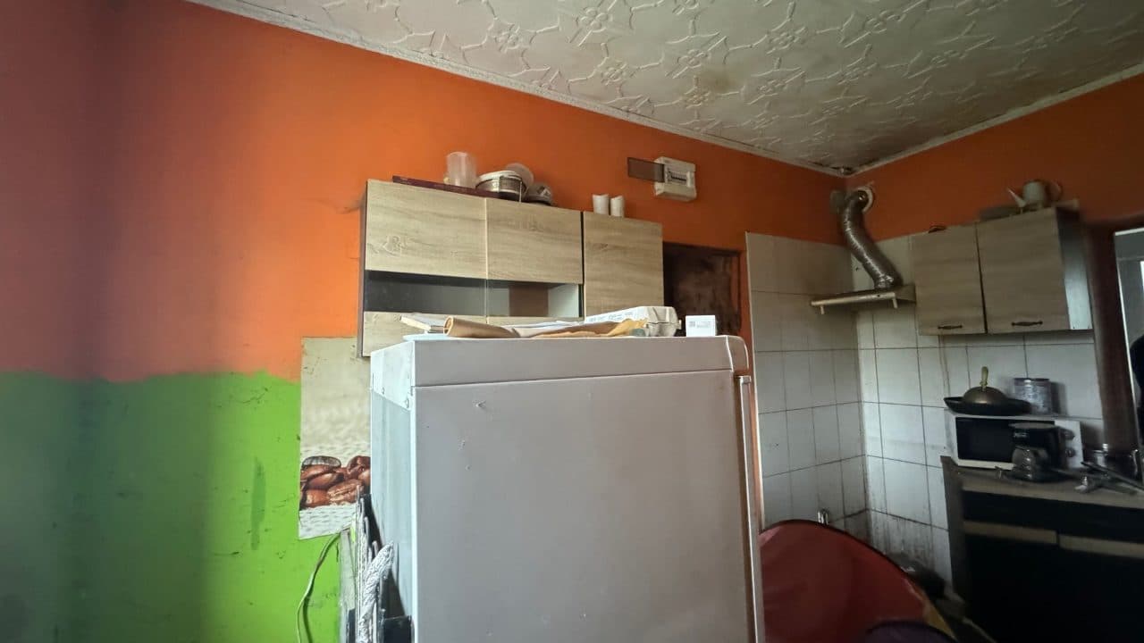 Nieruchomość gruntowa zabudowana budynkiem mieszkalnym jednorodzinnym. Budynek w zabudowie bliźniaczej, niezamieszkany. – zdjęcie 11 z 23