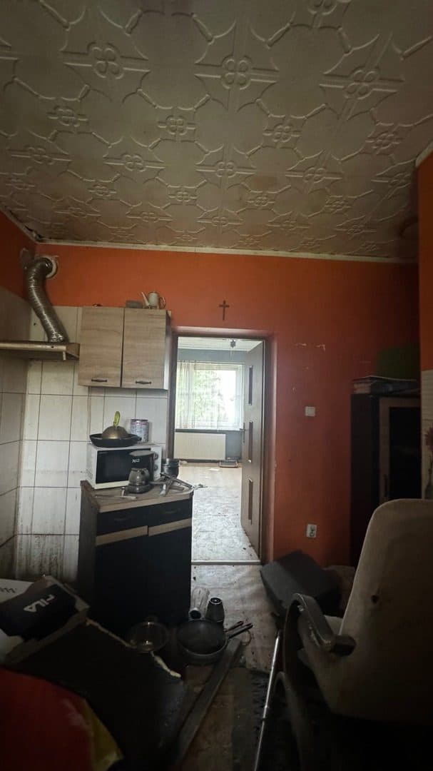 Nieruchomość gruntowa zabudowana budynkiem mieszkalnym jednorodzinnym. Budynek w zabudowie bliźniaczej, niezamieszkany. – zdjęcie 12 z 23