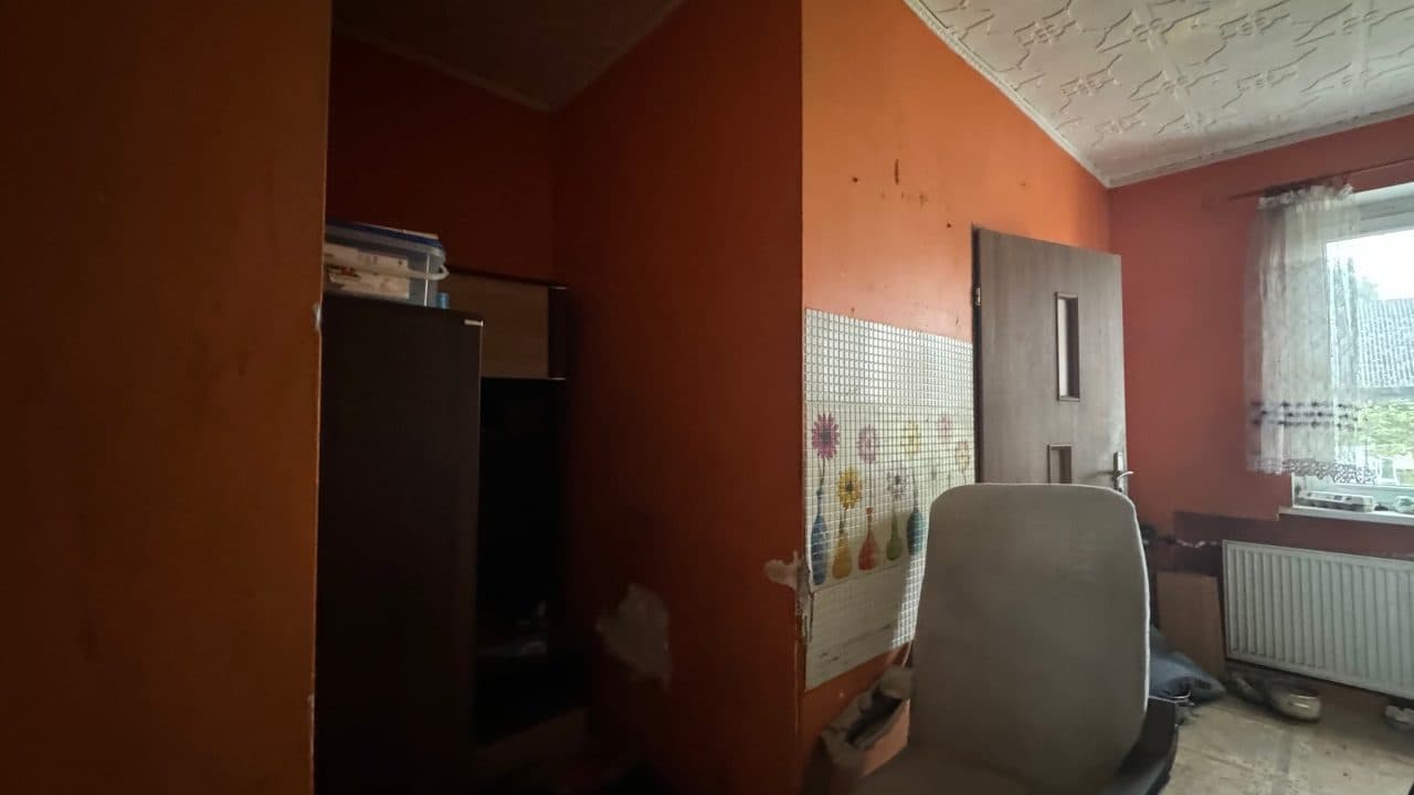 Nieruchomość gruntowa zabudowana budynkiem mieszkalnym jednorodzinnym. Budynek w zabudowie bliźniaczej, niezamieszkany. – zdjęcie 15 z 23