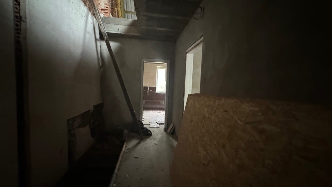 Nieruchomość gruntowa zabudowana budynkiem mieszkalnym jednorodzinnym. Budynek w zabudowie bliźniaczej, niezamieszkany. – zdjęcie 3 z 23
