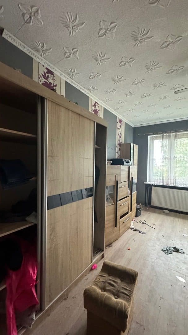 Nieruchomość gruntowa zabudowana budynkiem mieszkalnym jednorodzinnym. Budynek w zabudowie bliźniaczej, niezamieszkany. – zdjęcie 6 z 23
