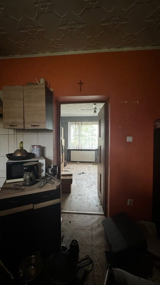 Nieruchomość gruntowa zabudowana budynkiem mieszkalnym jednorodzinnym. Budynek w zabudowie bliźniaczej, niezamieszkany. – zdjęcie 8 z 23