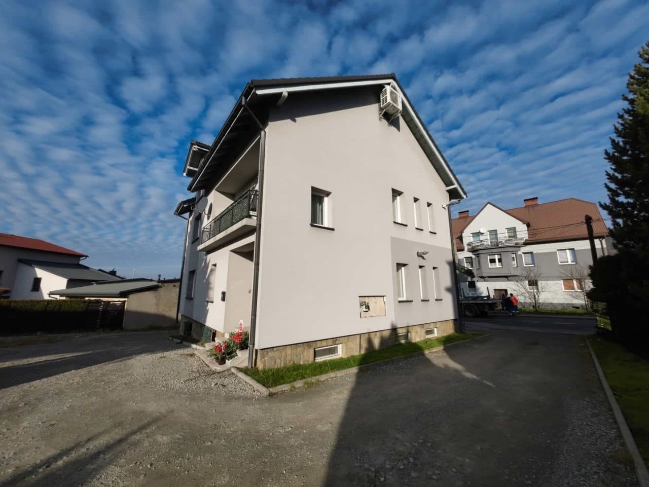 nieruchomość gruntowa o pow. 0,0931 ha, zabudowana budynkiem mieszkalnym o pow. użytkowej 254,00m2. – zdjęcie 2 z 9