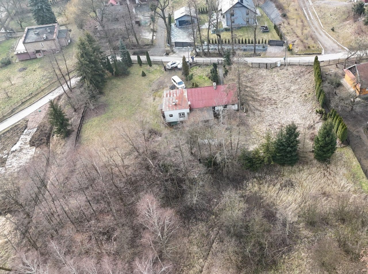 działka nr 164/2 obręb P-96 Kraków,o pow. 0,8365 ha przy ul. Malinowskiego, zabudowana budynkiem mieszkalnym jednorodzinnym nr 25 i przylegającym do niego budynkiem mieszkalnym jednorodzinnym bez nadanego numeru oraz garażem typu blaszak.