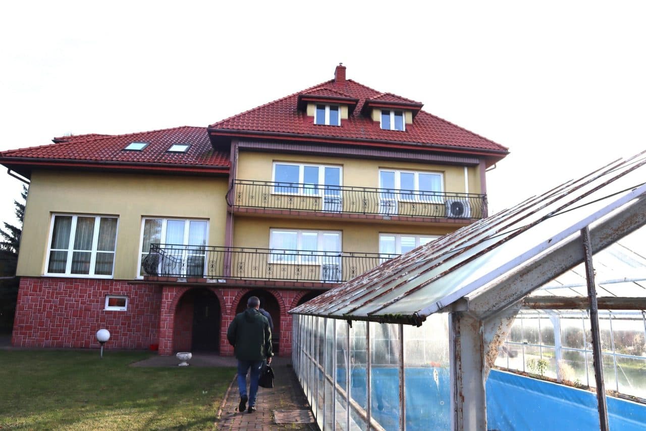 dz. nr 170/2 o pow. 36.032m.kw., położona w miejscowości Osiedle Kolonia Trębaczów 53, gm. Łęczna, zabudowana piętrowym budynkiem mieszkalnym ( pow. 310m.kw.), oraz 4 budynkami gospodarczymi (52m.kw, 372m.kw., 88.m.kw. i 142m.kw.), altaną i basenem,