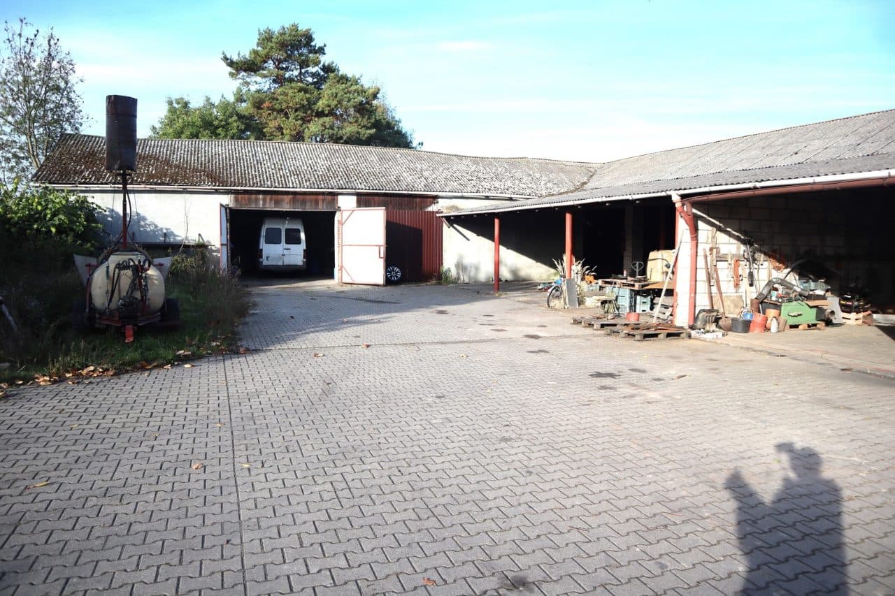 dz. nr 170/2 o pow. 36.032m.kw., położona w miejscowości Osiedle Kolonia Trębaczów 53, gm. Łęczna, zabudowana piętrowym budynkiem mieszkalnym ( pow. 310m.kw.), oraz 4 budynkami gospodarczymi (52m.kw, 372m.kw., 88.m.kw. i 142m.kw.), altaną i basenem, – zdjęcie 23 z 28