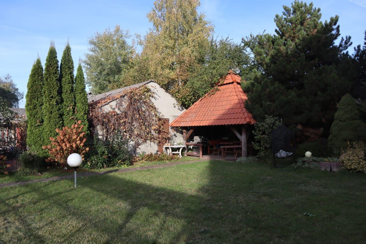 dz. nr 170/2 o pow. 36.032m.kw., położona w miejscowości Osiedle Kolonia Trębaczów 53, gm. Łęczna, zabudowana piętrowym budynkiem mieszkalnym ( pow. 310m.kw.), oraz 4 budynkami gospodarczymi (52m.kw, 372m.kw., 88.m.kw. i 142m.kw.), altaną i basenem, – zdjęcie 24 z 28