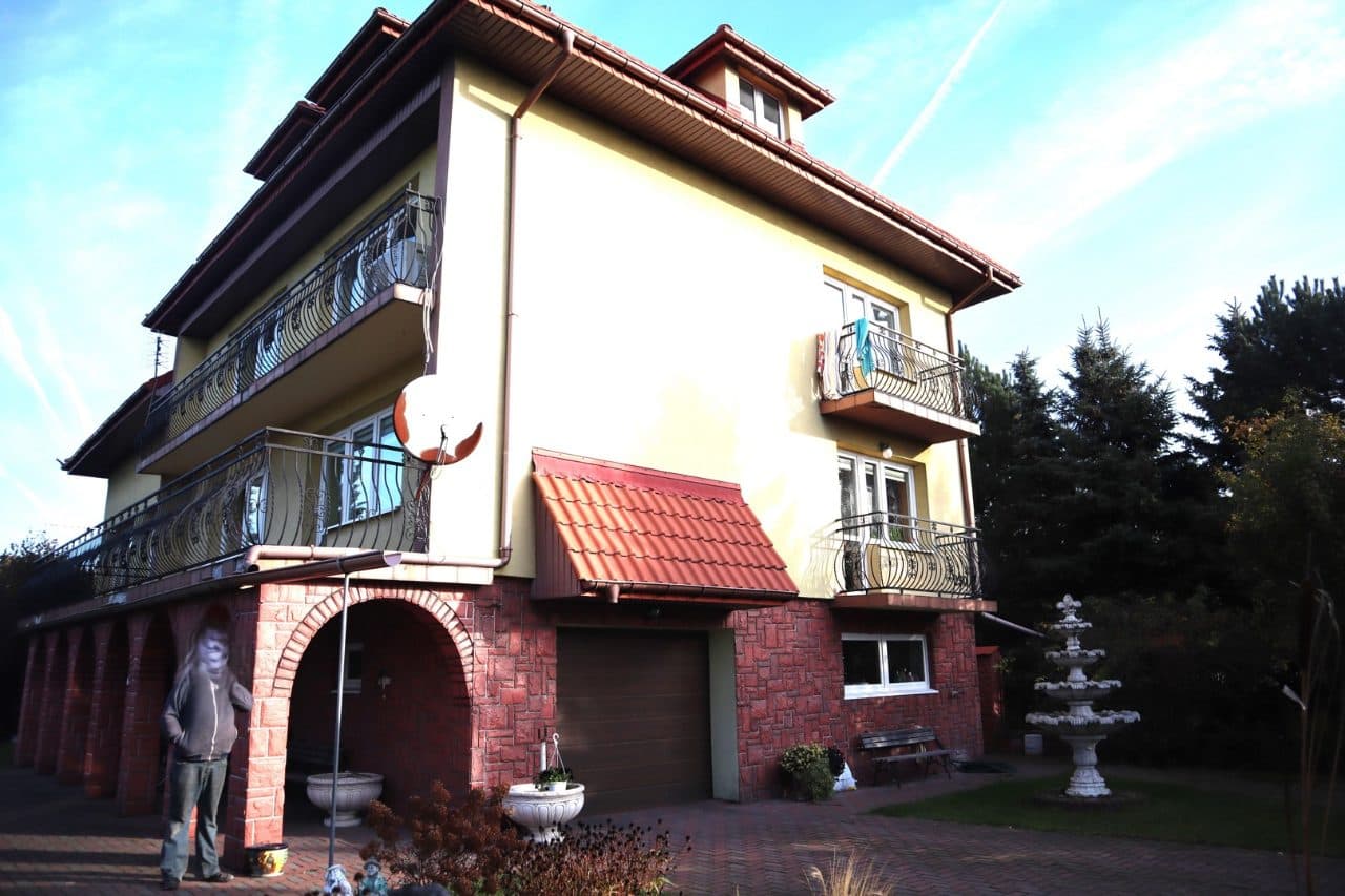 dz. nr 170/2 o pow. 36.032m.kw., położona w miejscowości Osiedle Kolonia Trębaczów 53, gm. Łęczna, zabudowana piętrowym budynkiem mieszkalnym ( pow. 310m.kw.), oraz 4 budynkami gospodarczymi (52m.kw, 372m.kw., 88.m.kw. i 142m.kw.), altaną i basenem, – zdjęcie 28 z 28
