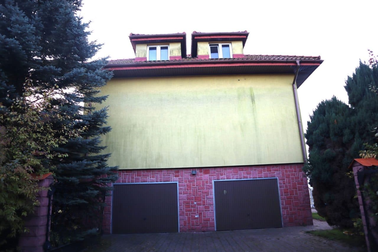 dz. nr 170/2 o pow. 36.032m.kw., położona w miejscowości Osiedle Kolonia Trębaczów 53, gm. Łęczna, zabudowana piętrowym budynkiem mieszkalnym ( pow. 310m.kw.), oraz 4 budynkami gospodarczymi (52m.kw, 372m.kw., 88.m.kw. i 142m.kw.), altaną i basenem, – zdjęcie 4 z 28