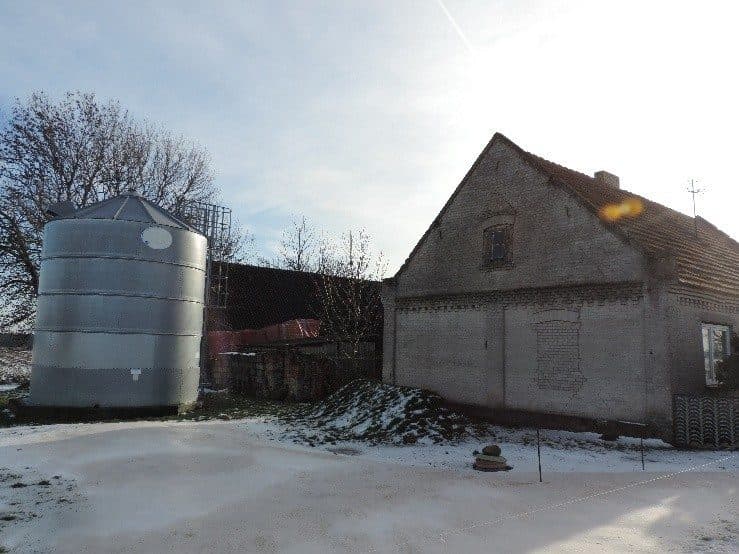 nieruchomość rolna zabudowana budynkiem mieszkalnym i dwoma budynkami gospodarczymi wykorzystywanymi w celach produkcyjnych, usługowych i gospodarczych – zdjęcie 4 z 12