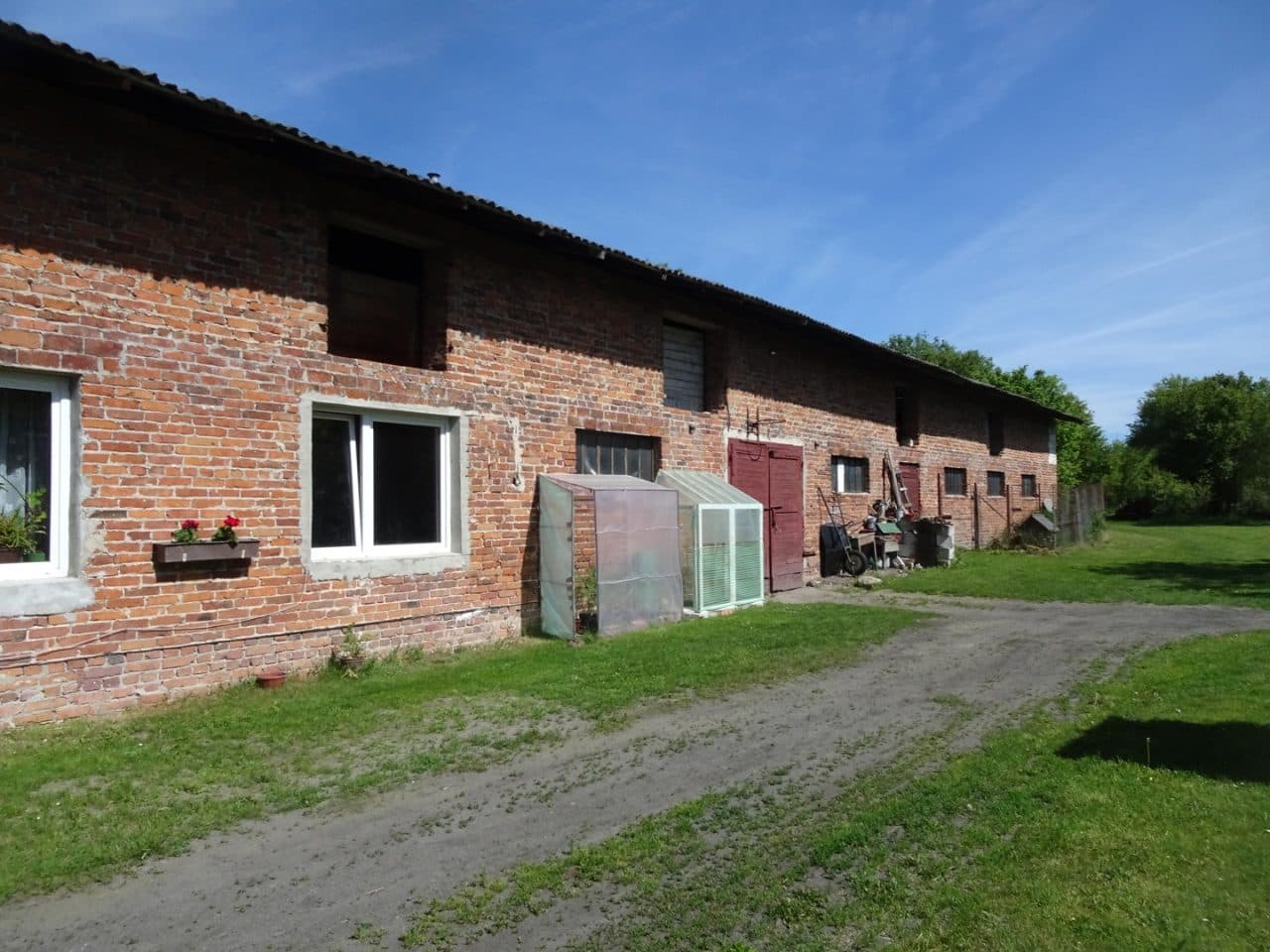 nieruchomość gruntowa zabudowana budynkiem mieszkalnym i gospodarczym (działka ozn. nr 738/2)