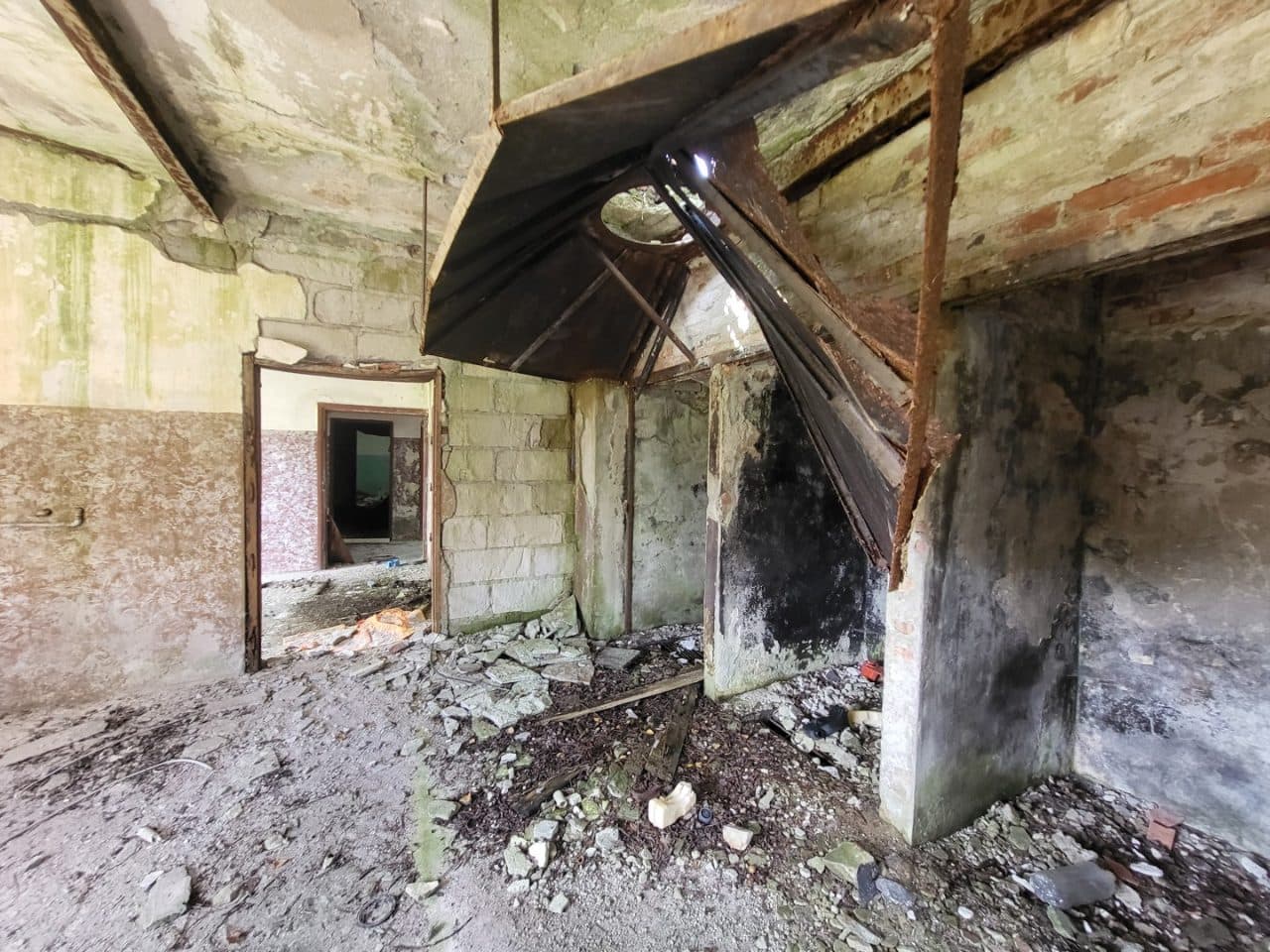 Na działce nr 263/1 obręb Rogowo posadowione są: budynek masarni z ubojnią o powierzchni zabudowy 235 m2, budynek na odpadki poubojowe ze zbiornikiem ścieków o powierzchni zabudowy 26 m2 oraz wiata o powierzchni zabudowy 97 m2. Działka nr 67/1 obręb
