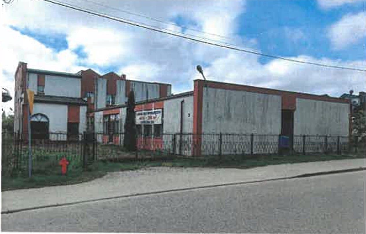 Działka nr 152, pow.- 2138m2, zabudowana dwoma budynkami handl- usług.