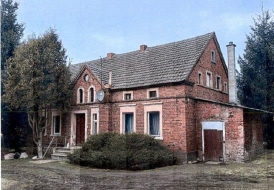 nieruchomość gruntowa o powierzchni 0,3711 ha zabudowana budynkiem mieszkalnym jednorodzinnym o powierzchni użytkowej 90,17 m2 a powierzchnia zabudowy wynosi 118m2. Do budynku mieszkalnego przylega budynek gospodarczy o powierzchni zabudowy 9 m2. N