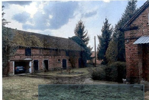 nieruchomość gruntowa o powierzchni 0,3711 ha zabudowana budynkiem mieszkalnym jednorodzinnym o powierzchni użytkowej 90,17 m2 a powierzchnia zabudowy wynosi 118m2. Do budynku mieszkalnego przylega budynek gospodarczy o powierzchni zabudowy 9 m2. N – zdjęcie 2 z 4