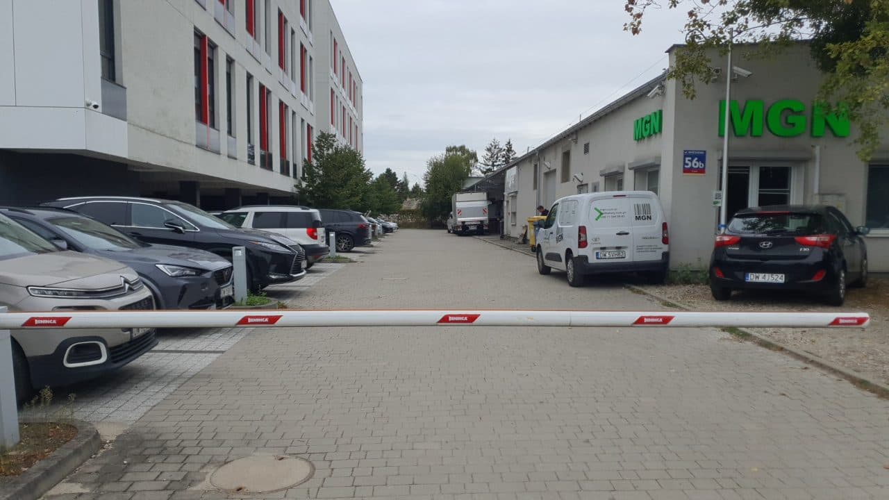 prawa użytkowania wieczystego obejmującego działki nr 20/29 i 20/30 obręb ewidencyjny nr 0021 Partynice wraz z posadowionym budynkiem i przynależnościami – zdjęcie 2 z 6