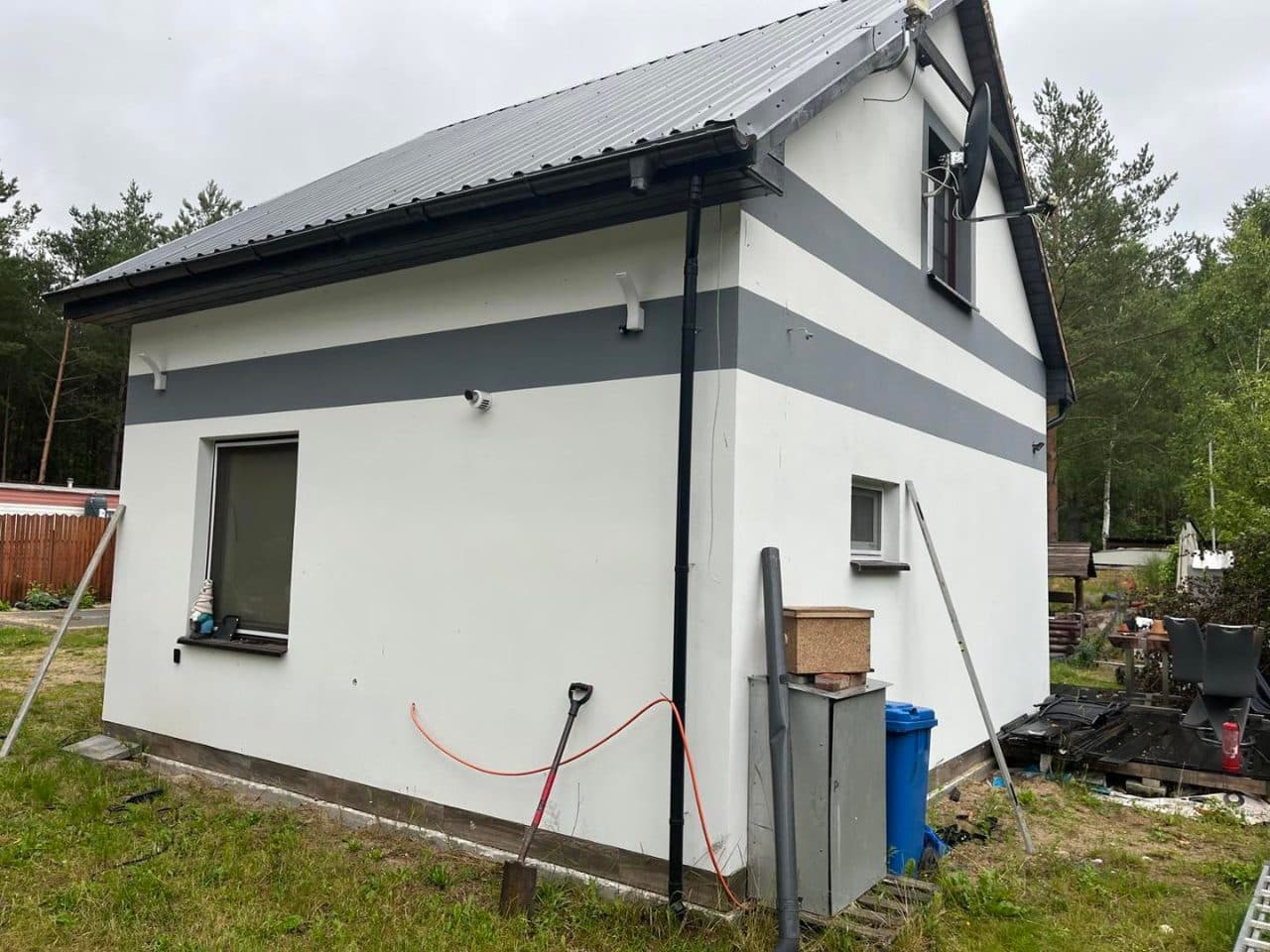 Działka zabudowana domkiem letniskowym w zabudowie wolnostojącej, parterowym z poddaszem o powierzchni zabudowy 37 m2 i garażem parterowym o projektowanej powierzchni zabudowy 33,28 m2.