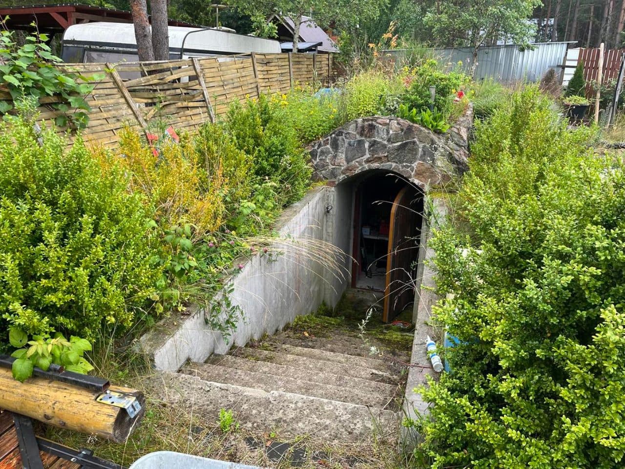 Działka zabudowana domkiem letniskowym w zabudowie wolnostojącej, parterowym z poddaszem o powierzchni zabudowy 37 m2 i garażem parterowym o projektowanej powierzchni zabudowy 33,28 m2. – zdjęcie 4 z 6