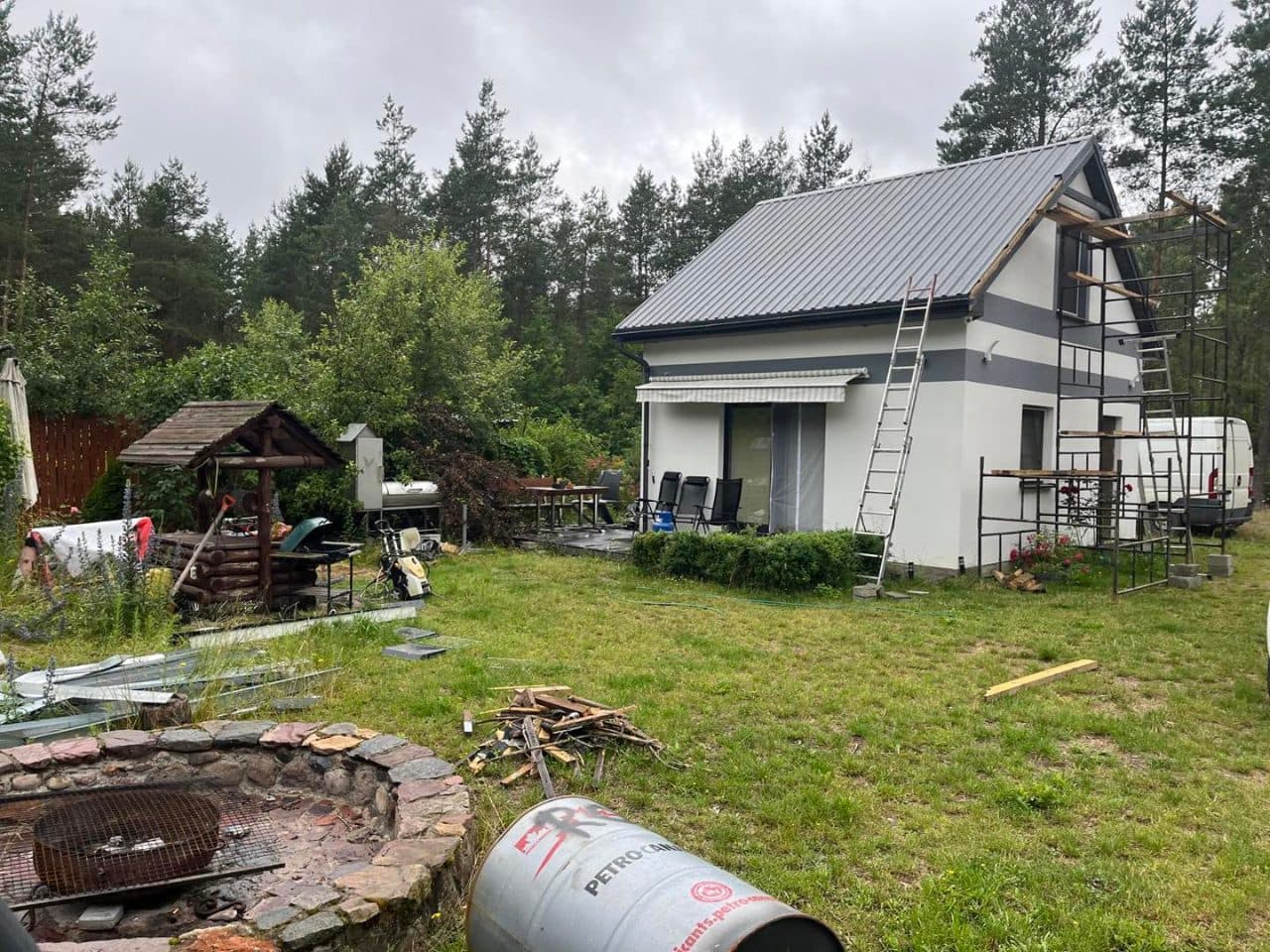 Działka zabudowana domkiem letniskowym w zabudowie wolnostojącej, parterowym z poddaszem o powierzchni zabudowy 37 m2 i garażem parterowym o projektowanej powierzchni zabudowy 33,28 m2. – zdjęcie 5 z 6