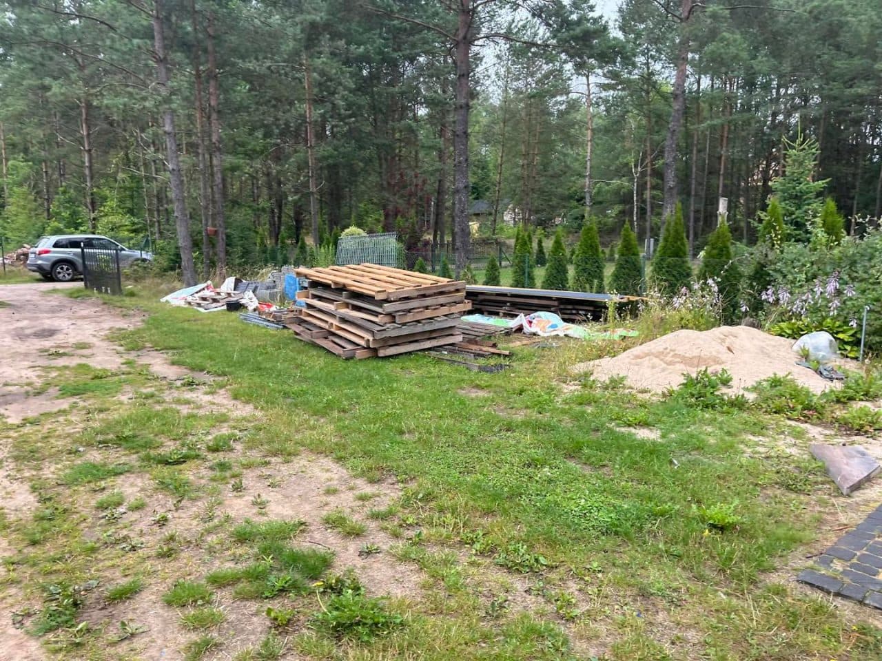 Działka zabudowana domkiem letniskowym w zabudowie wolnostojącej, parterowym z poddaszem o powierzchni zabudowy 37 m2 i garażem parterowym o projektowanej powierzchni zabudowy 33,28 m2. – zdjęcie 6 z 6