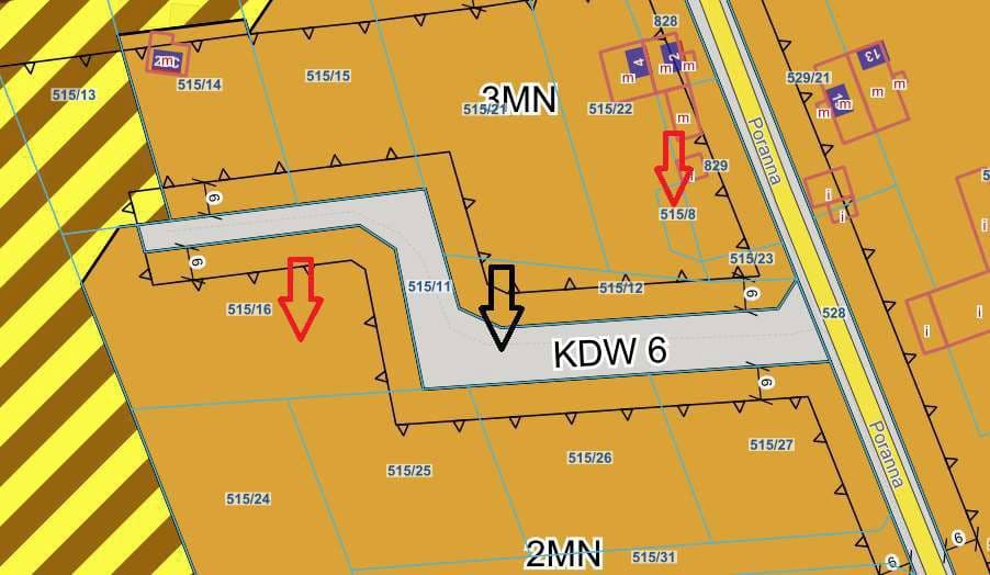 Udziały: 1/2, 1/4 i 1/4 - łącznie 1/1 w działkach o nr ewid. 515/16 i 515/8 (budowlane - pod dom) + udziały: 3/10, 3/20 i 3/20 - łącznie 6/10 w działce o nr ewid. 515/11 (drogowa) – zdjęcie 2 z 5