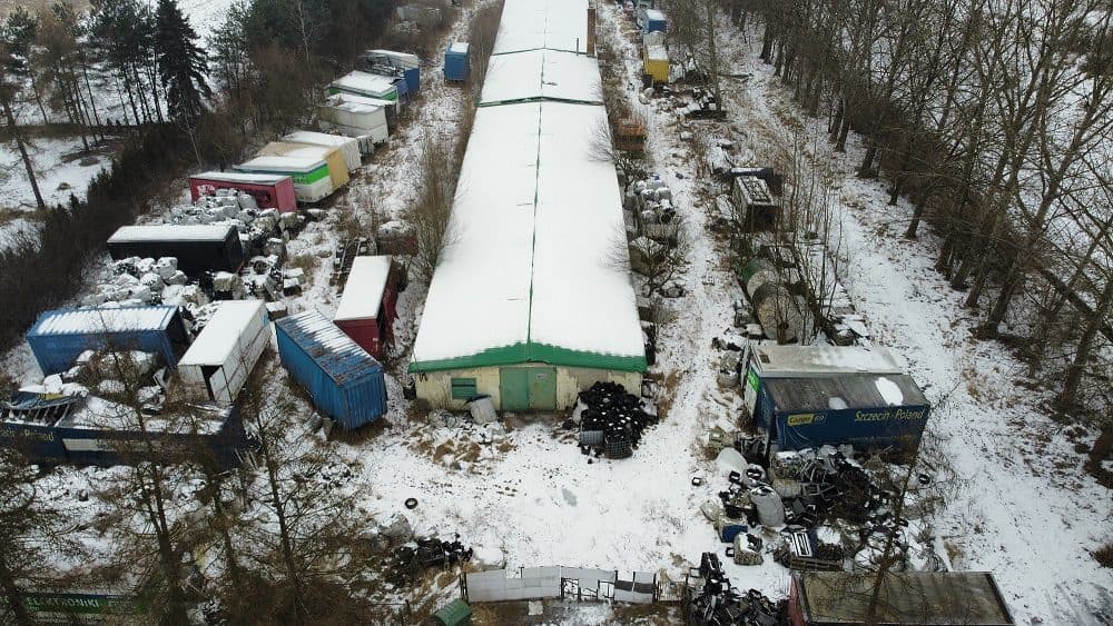 Nieruchomość gruntowa, składająca się z działki Nr. 221/56 powierzchnia: 12.740 m2, zabudowana budynkiem użytkowym