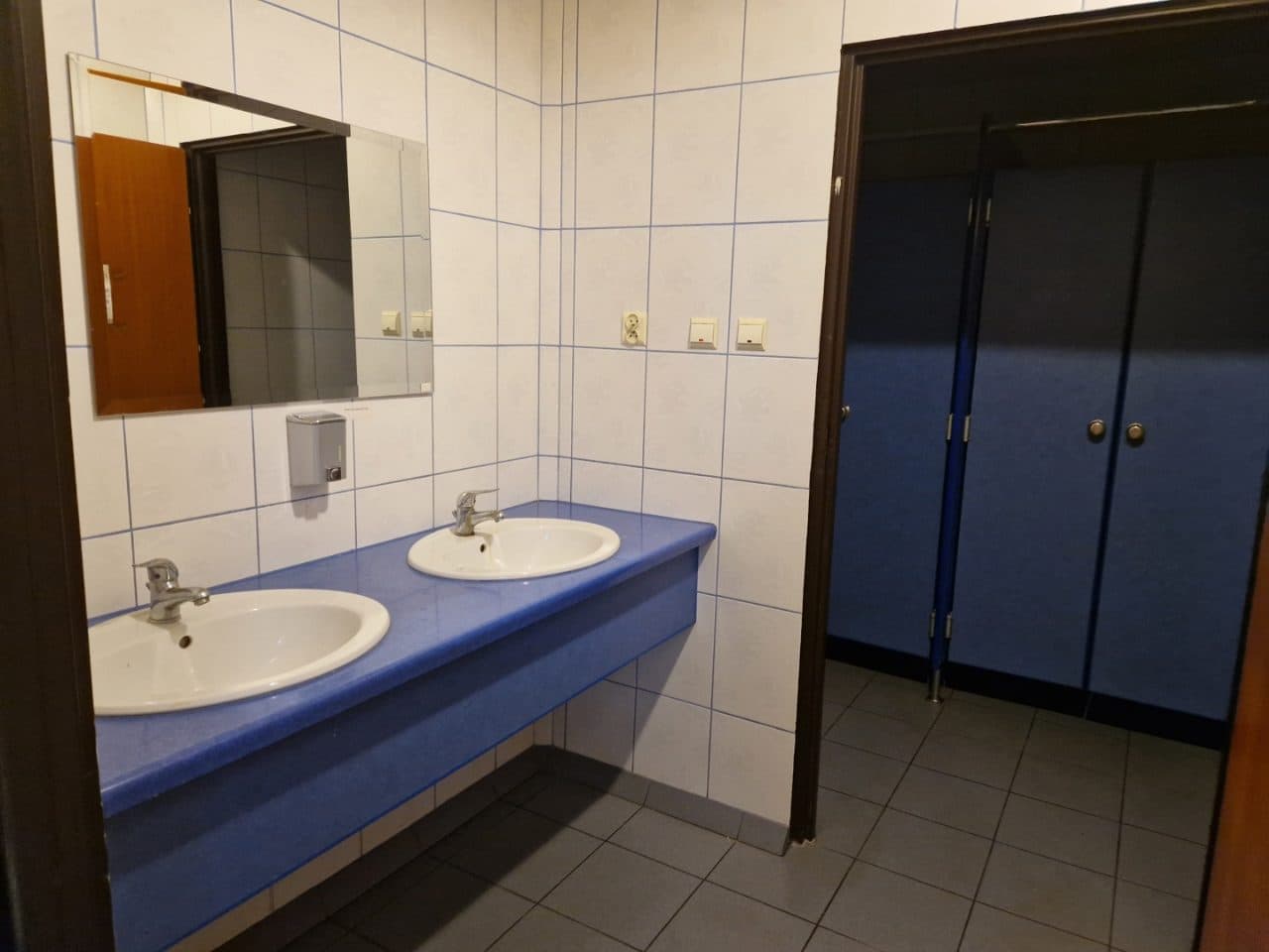 Użytkowanie wieczyste nieruchomości oraz prawo własności budynku stanowiącego odrębną nieruchomość pod adresem: Nowa Pułapina 2C. – zdjęcie 11 z 17