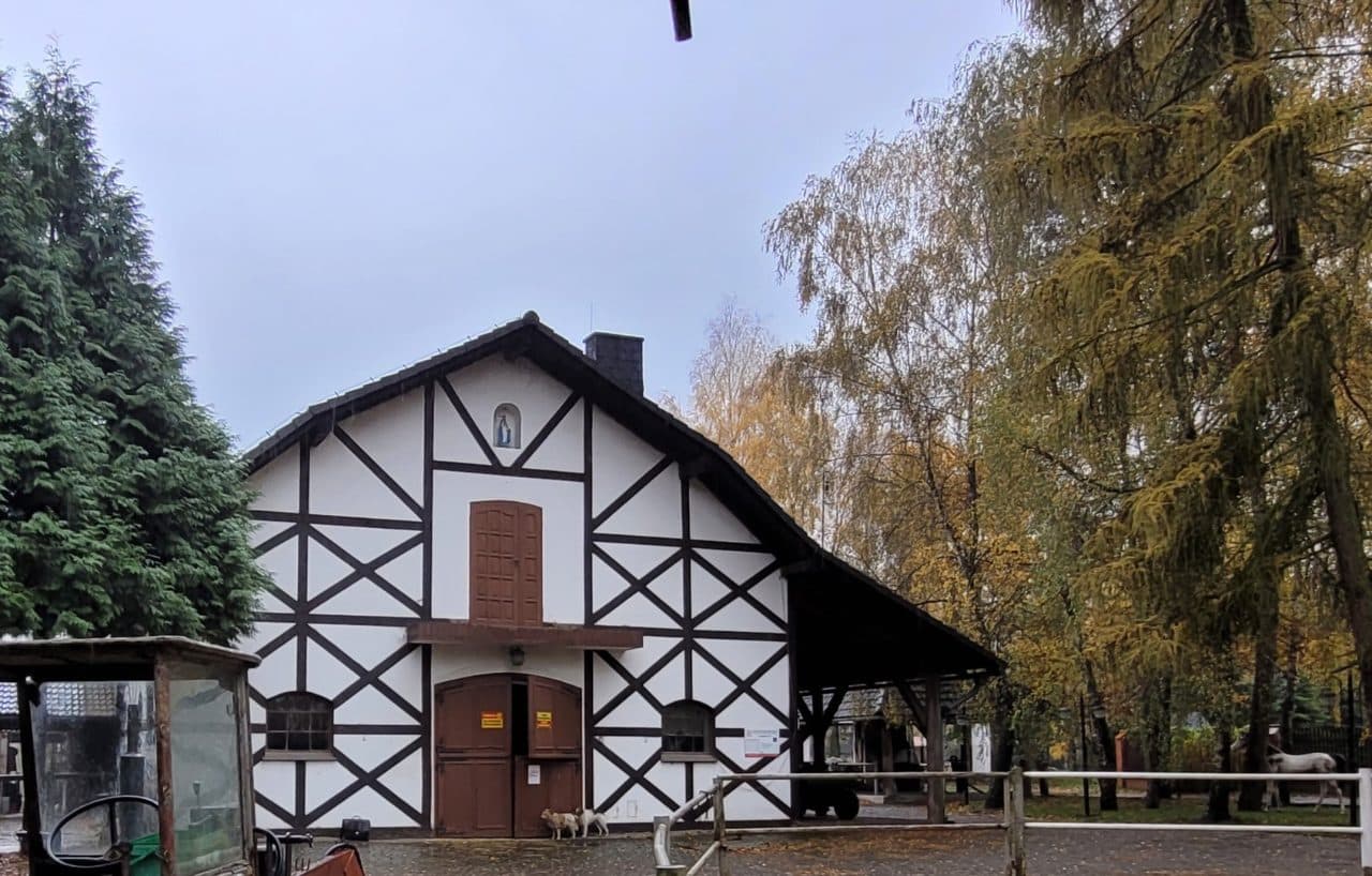 Kompleks nieruchomości położonych w miejscowości Rogów przy ul. Leśnej nr KW GL1W/00036078/0 oraz GL1W/00010178/2.