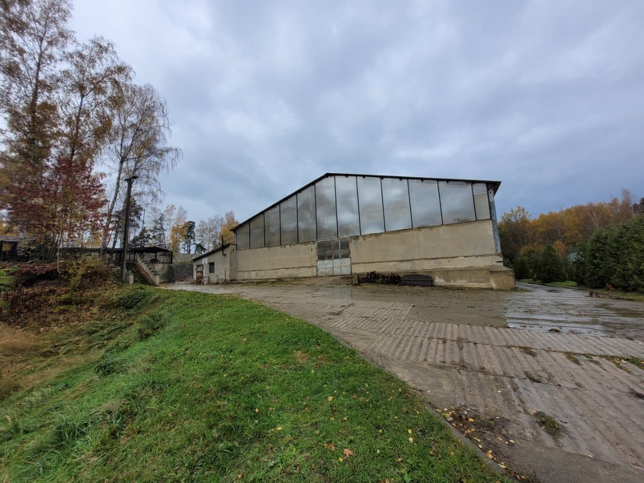 Kompleks nieruchomości położonych w miejscowości Rogów przy ul. Leśnej nr KW GL1W/00036078/0 oraz GL1W/00010178/2. – zdjęcie 15 z 17