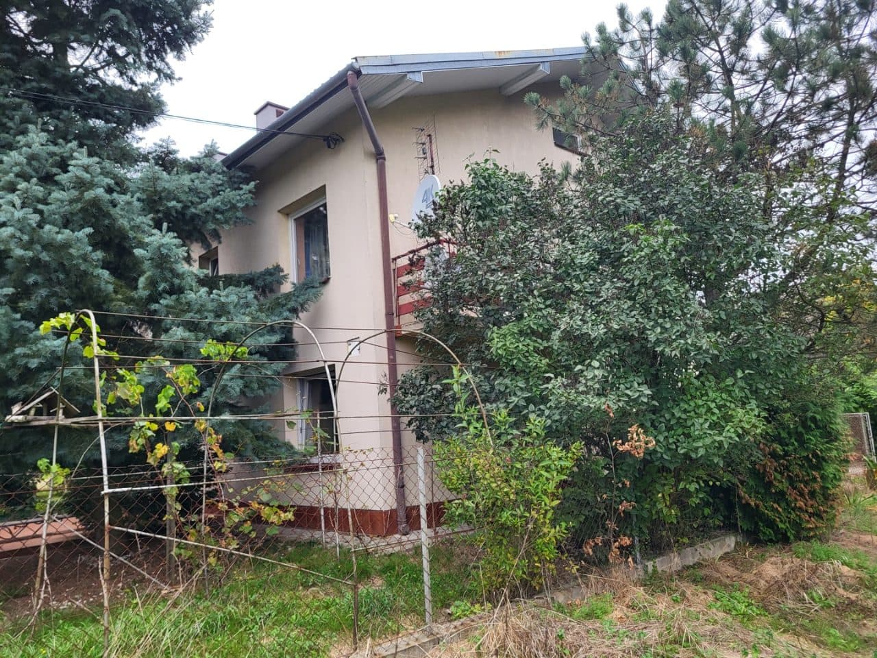 działka nr 426 zabudowana budynkiem mieszkalnym- zamieszkałym i budynkiem gospodarczym – zdjęcie 2 z 4