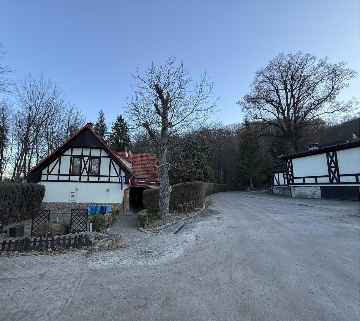 Licytacja nieruchomości gruntowej niezabud. i zabud. obiektem restauracyjno-pensjonatowym z salą,zapleczem,pokojami noclegowymi i salą restauracyjną składająca się z 3 działek.