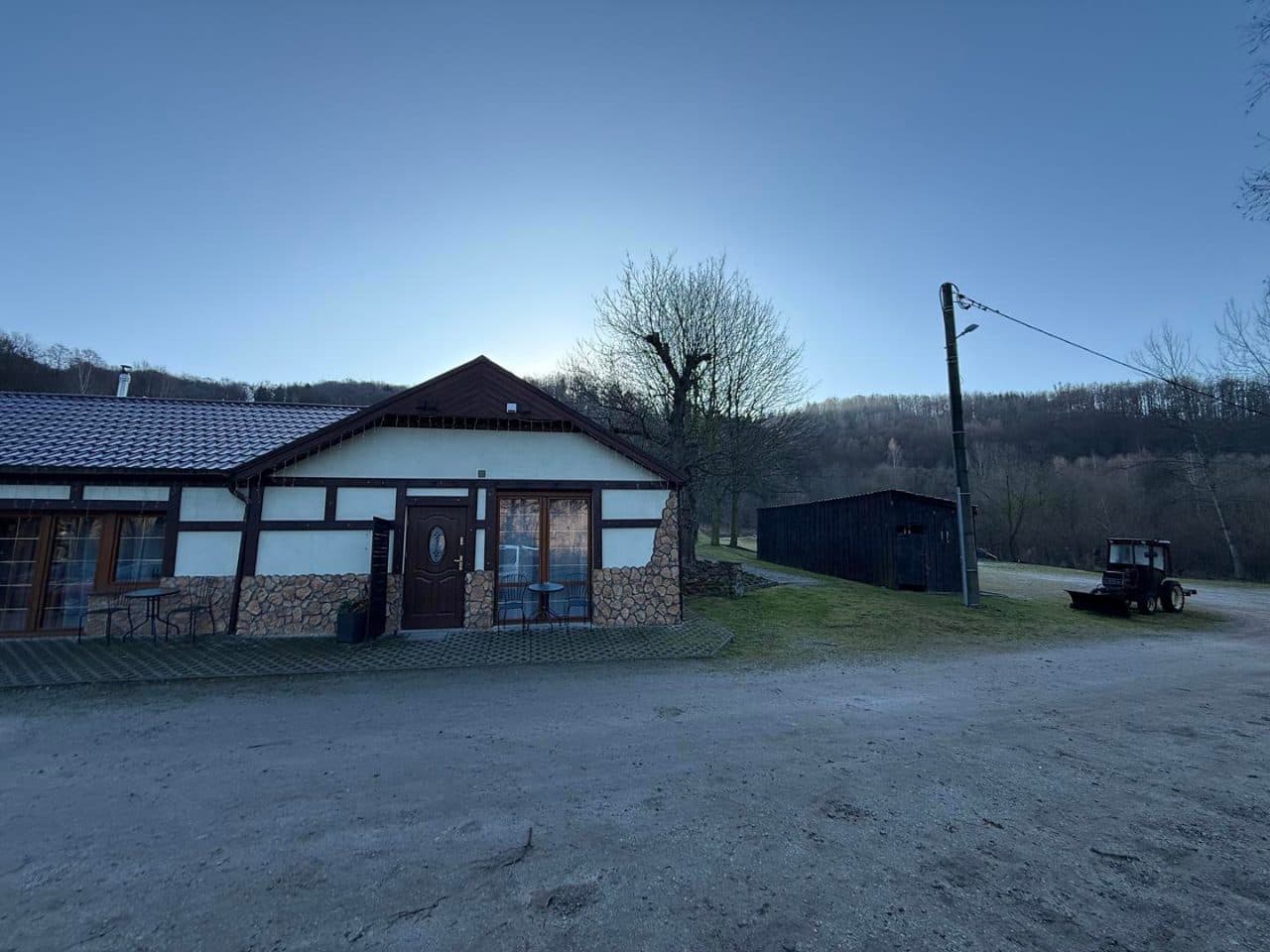 Licytacja nieruchomości gruntowej niezabud. i zabud. obiektem restauracyjno-pensjonatowym z salą,zapleczem,pokojami noclegowymi i salą restauracyjną składająca się z 3 działek. – zdjęcie 5 z 18