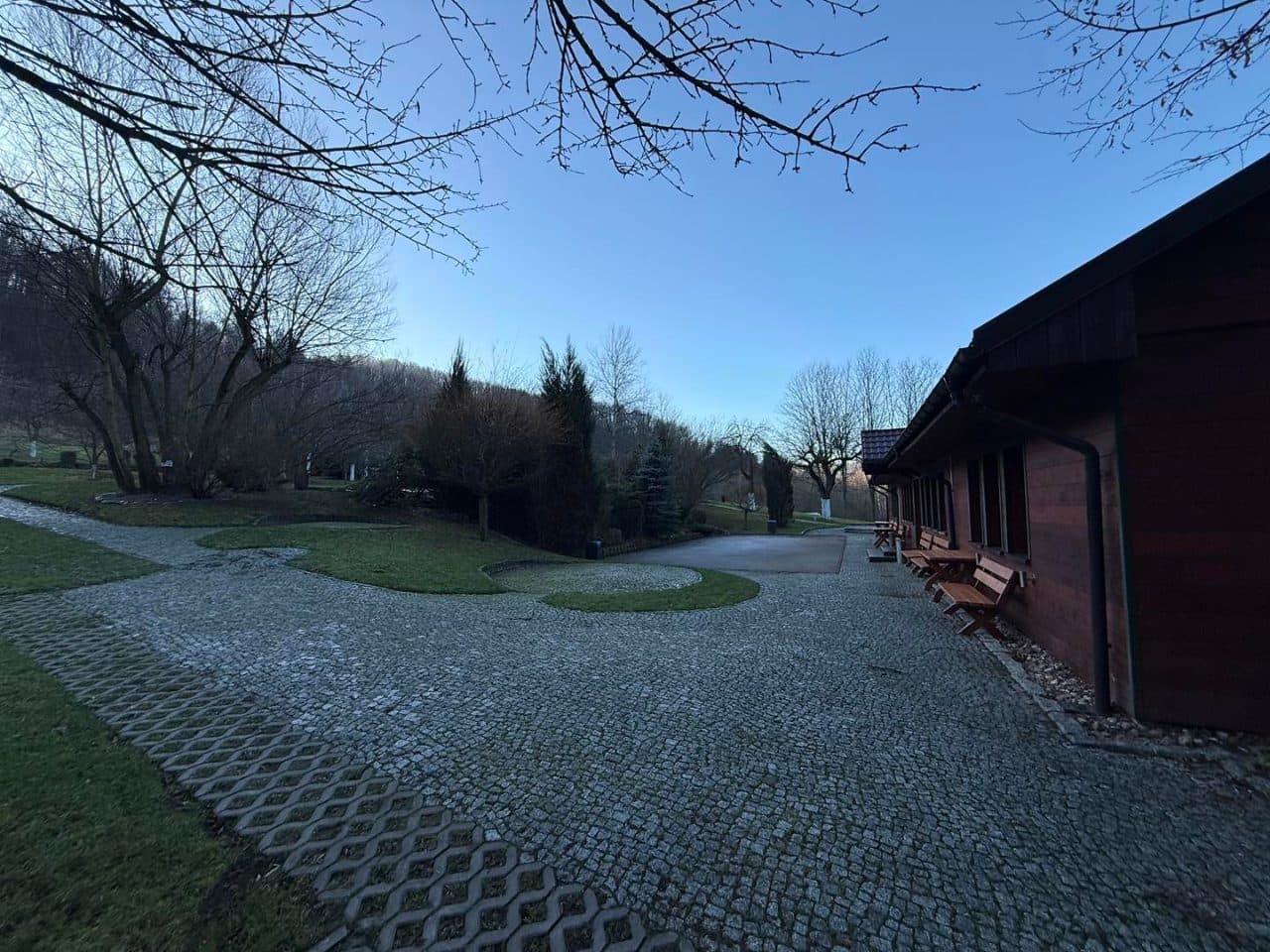 Licytacja nieruchomości gruntowej niezabud. i zabud. obiektem restauracyjno-pensjonatowym z salą,zapleczem,pokojami noclegowymi i salą restauracyjną składająca się z 3 działek. – zdjęcie 9 z 18