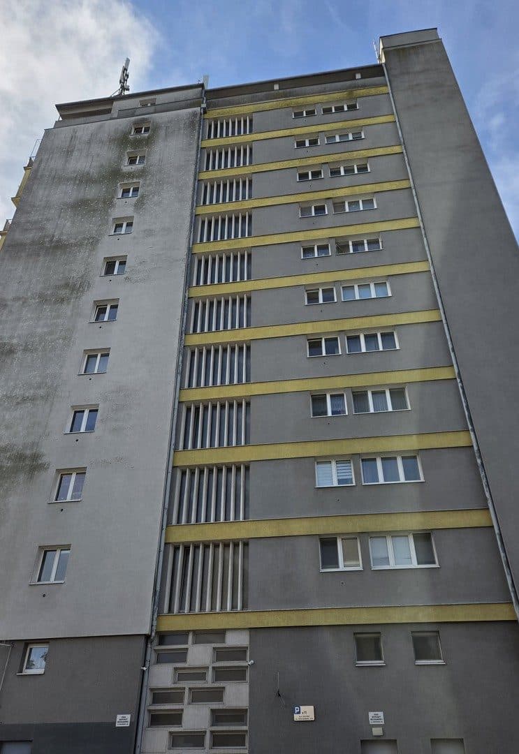 prawo własności lokalu mieszkalnego nr 24 położnego w Poznaniu przy ul. Grochowskiej 49A nr kw PO1P/00223781/1