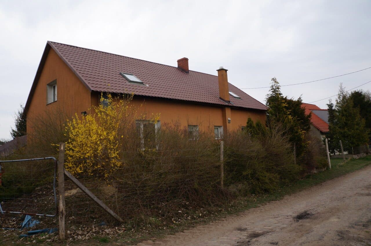 Nieruchomość gruntowa zabudowana budynkiem mieszkalnym oraz budynkiem gospodarczym