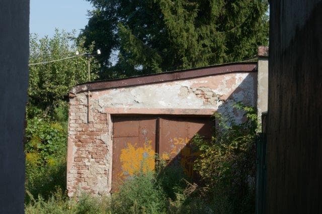 dz. gruntu o nr. ewid. 670, pow. 0,083ha, dom o pow. 110m2, bud. gospod-garażowy – zdjęcie 4 z 8