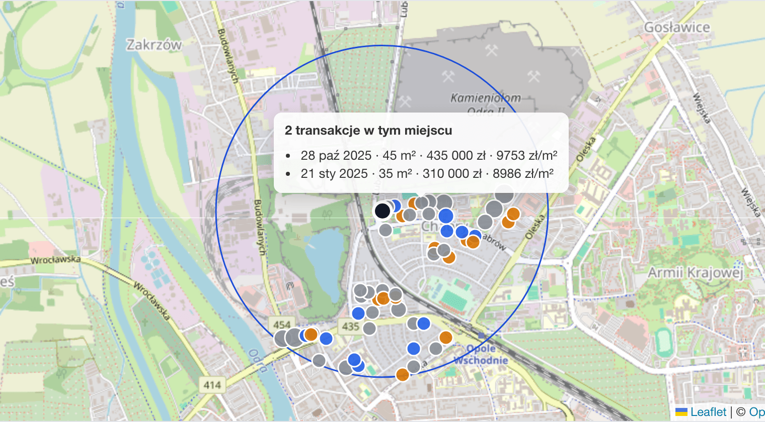 Mapa: oferta, okrąg promienia porównania i budynki z transakcjami; w dymku daty, metraże i ceny sprzedaży